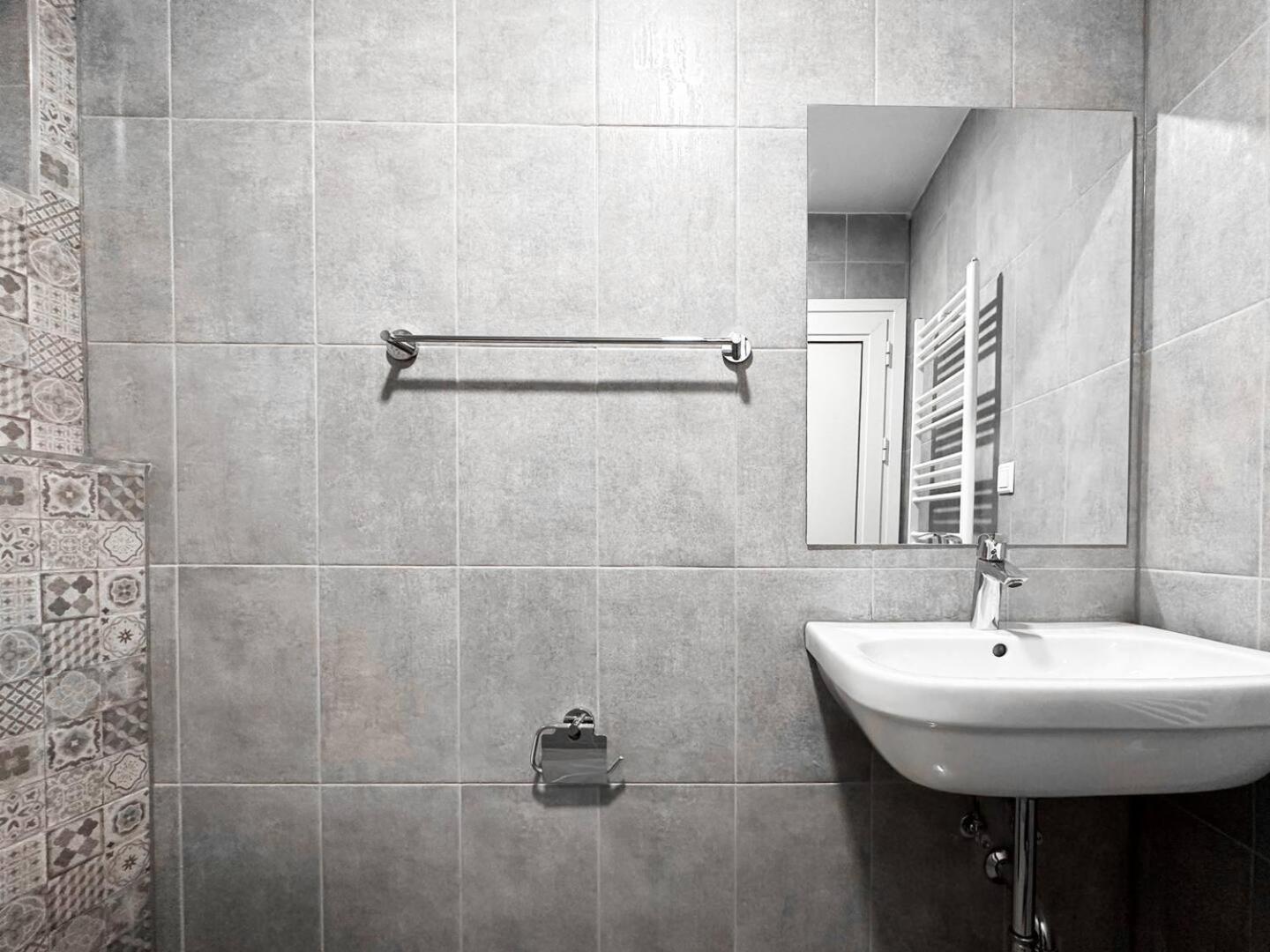 6 Studios 6 Bathrooms 2 Levels Kitchens