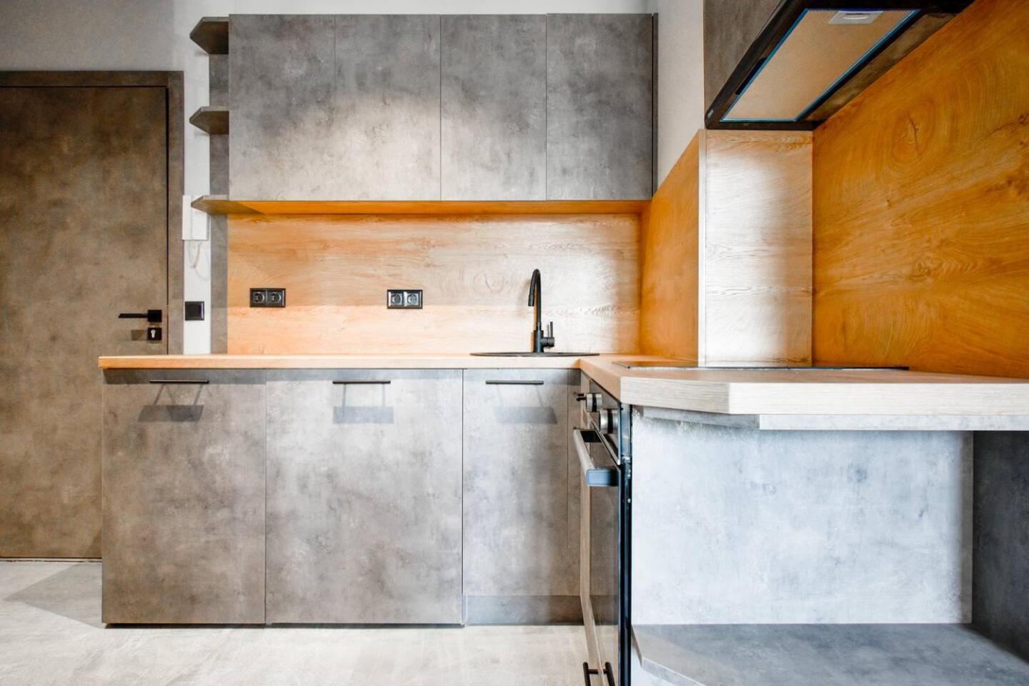 6 Studios 6 Bathrooms 2 Levels Kitchens