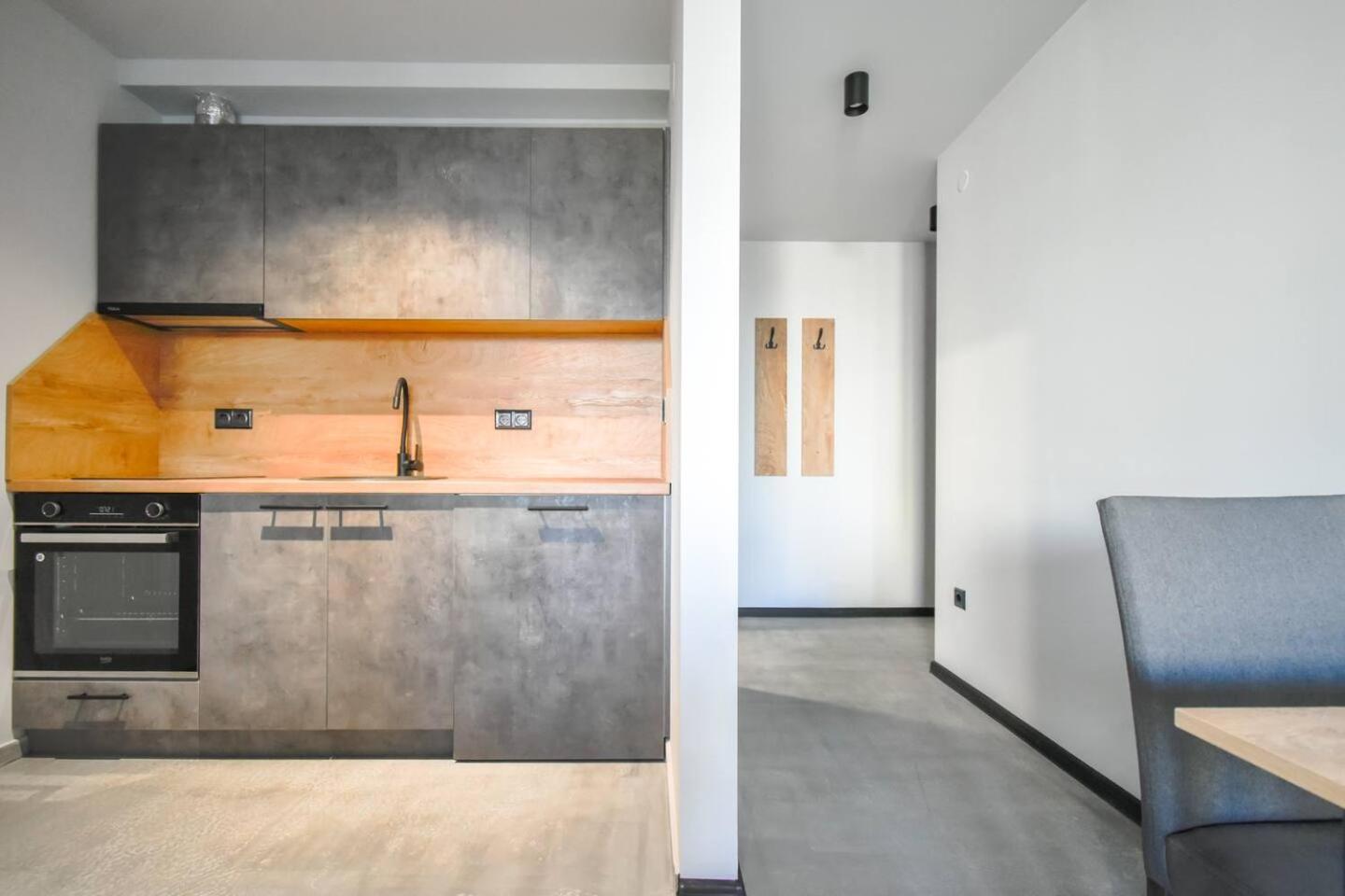 6 Studios 6 Bathrooms 2 Levels Kitchens