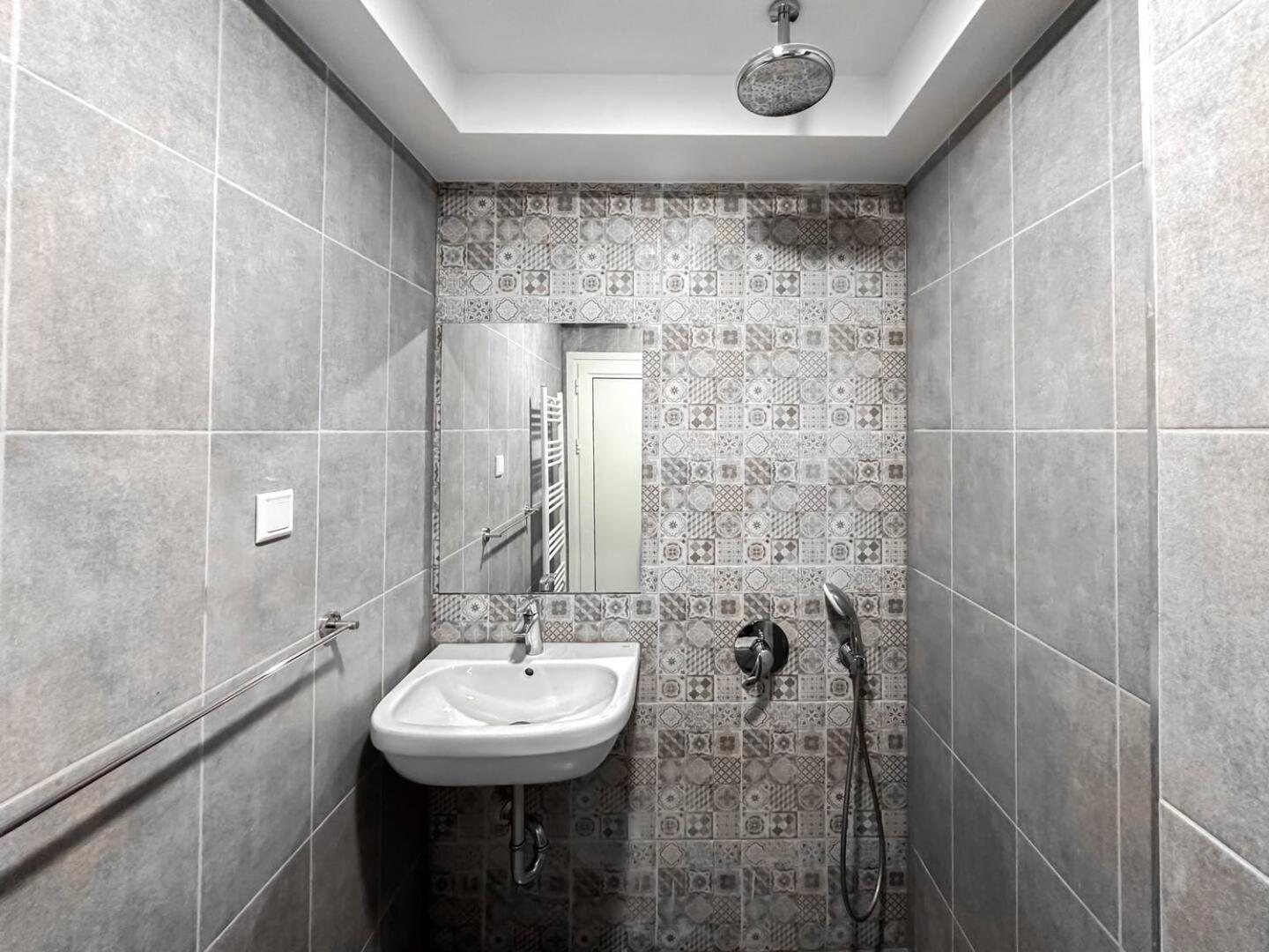 6 Studios 6 Bathrooms 2 Levels Kitchens