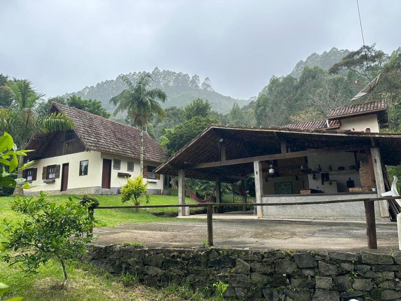 Casa Chalé Caminho do Vale