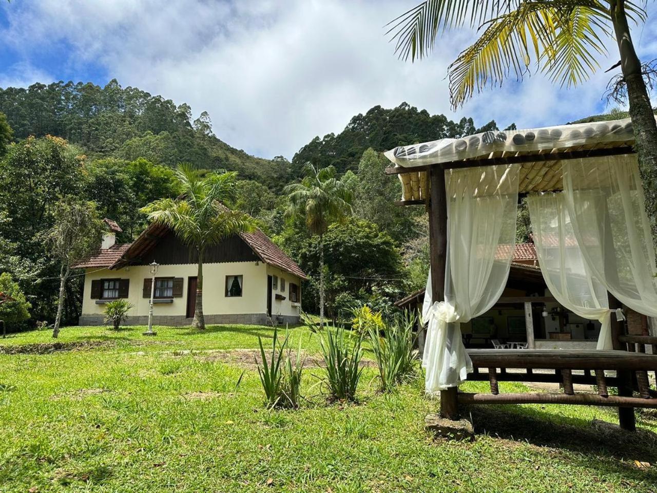 Casa Chalé Caminho do Vale