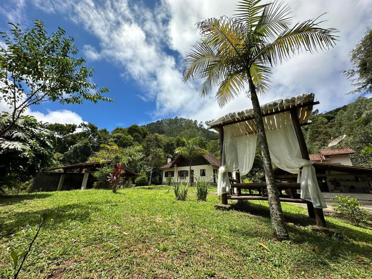 Casa Chalé Caminho do Vale