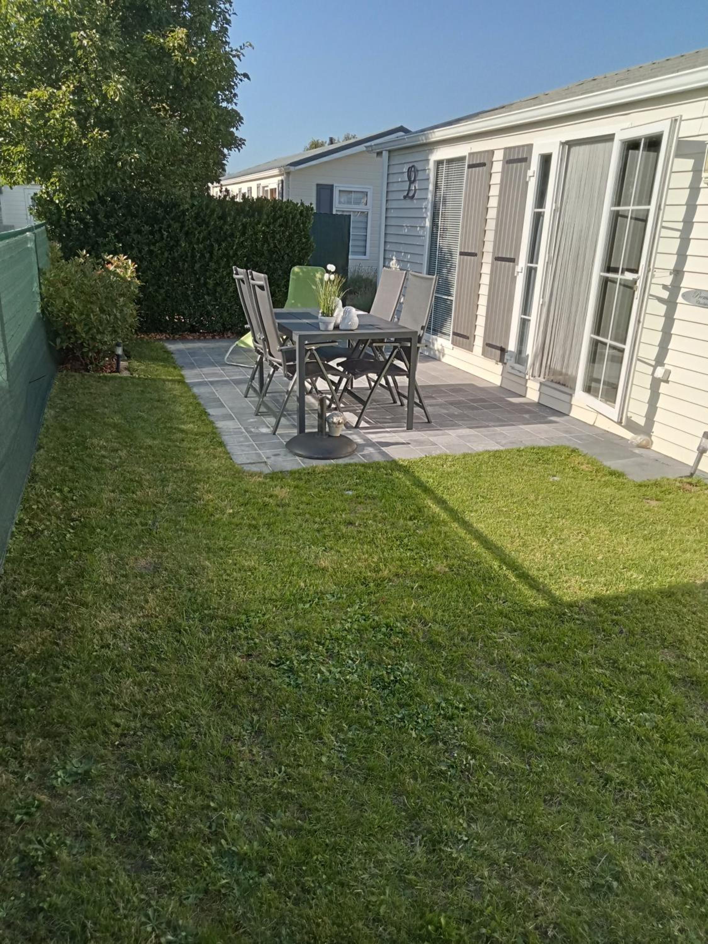 Superdeluxe stacaravan met eigen tuin en parkeerplaats nr 20