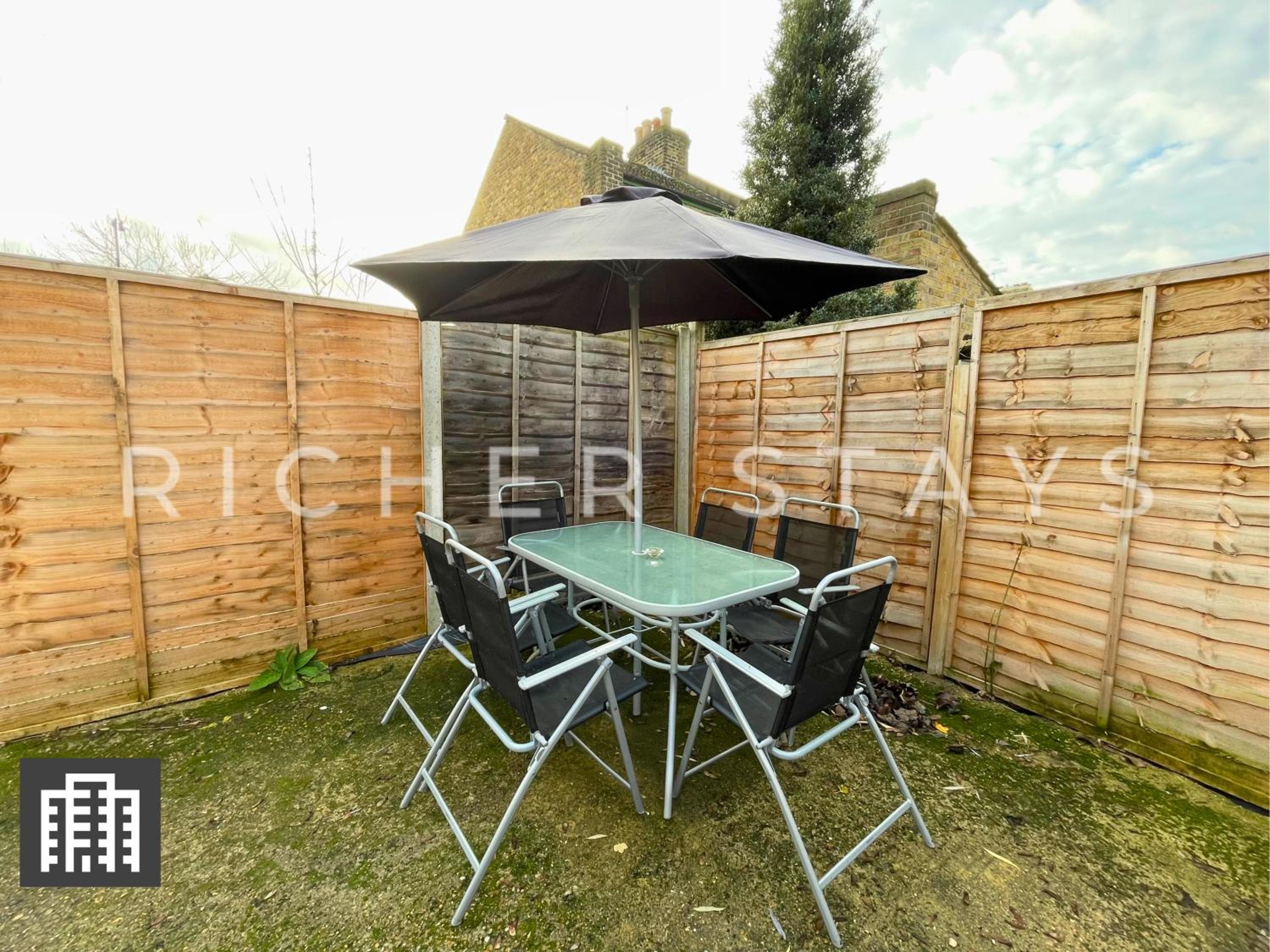 Large Home for Contractors & Families - Garden & Amenities
