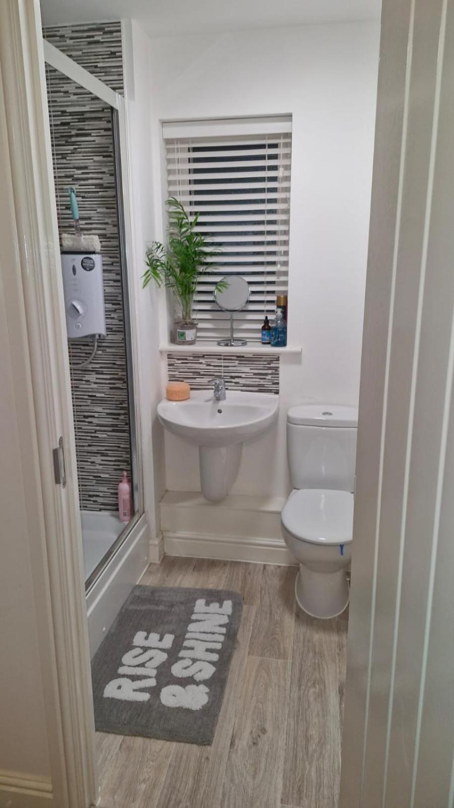 The Lancers, Cheriton, Kent - Modern Double Room with En-Suite, Parking & Fast WiFi - Close to Channel Tunnel view 3
