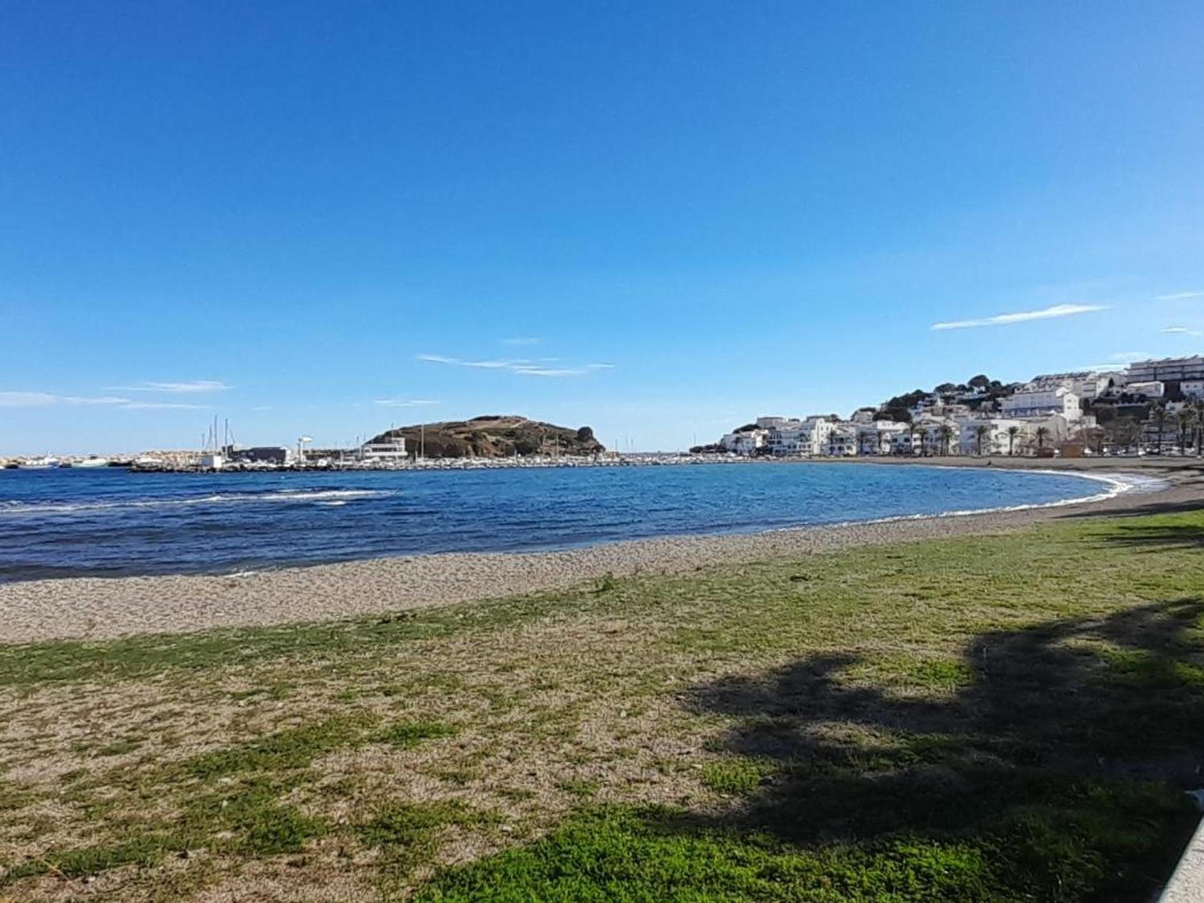Apartamento en Primera Línea de Playa con Terraza y 3 Habitaciones en Llançà - ES-170-71 view 2