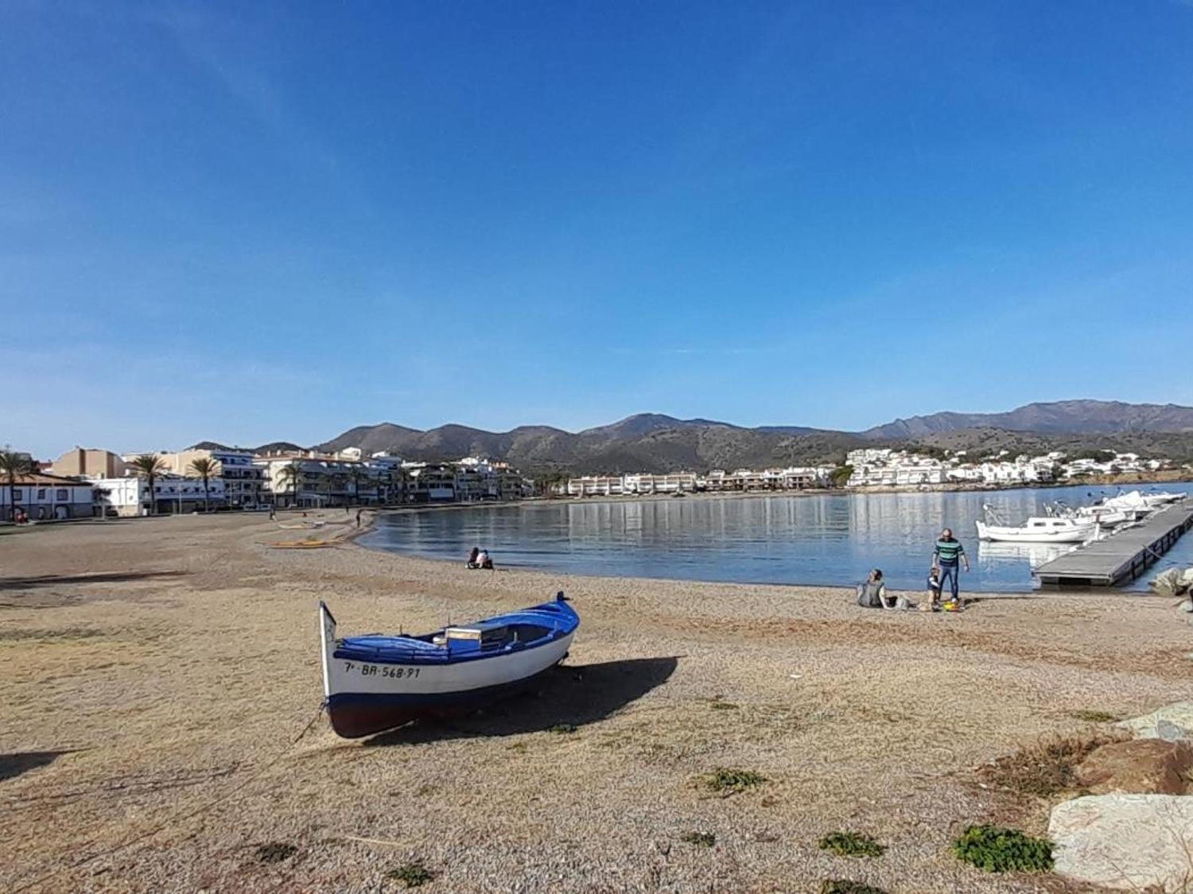 Apartamento en Primera Línea de Playa con Terraza y 3 Habitaciones en Llançà - ES-170-71 view 3