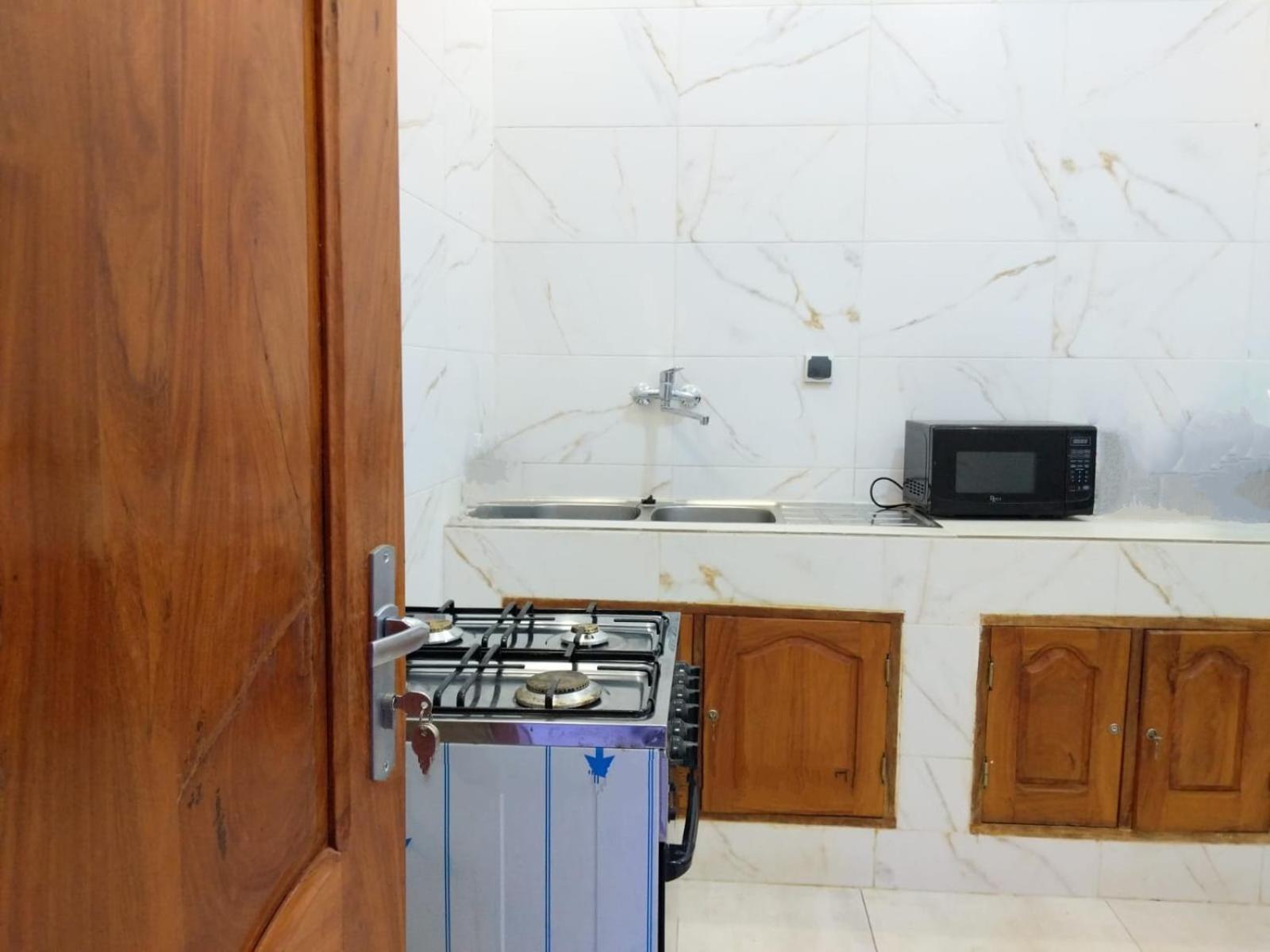 Porto-Novo Charme Townhouse - With Hot water - Avec Eau Chaud