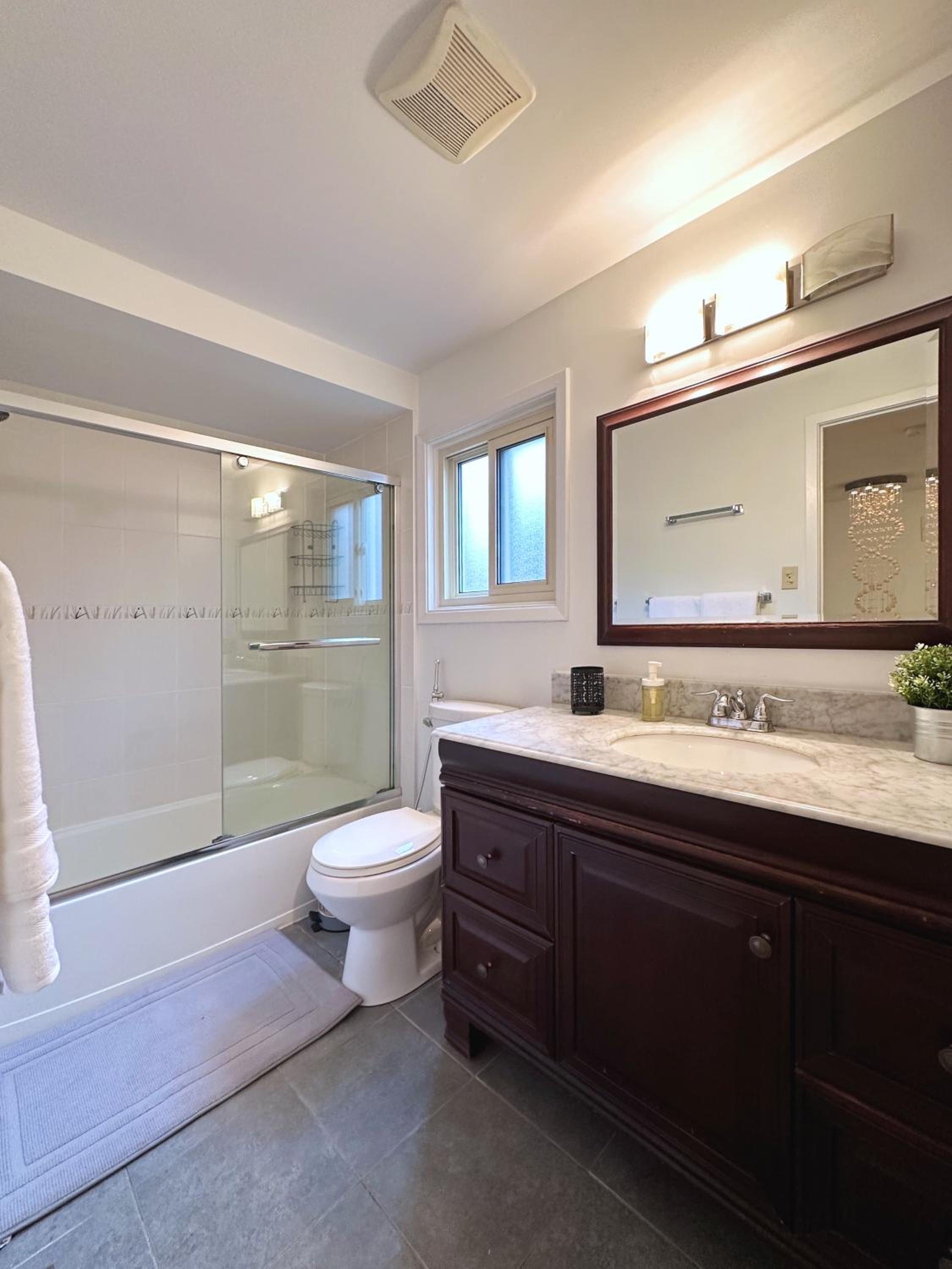 Elegant Spacious 4BR House in Upscale Neighborhood