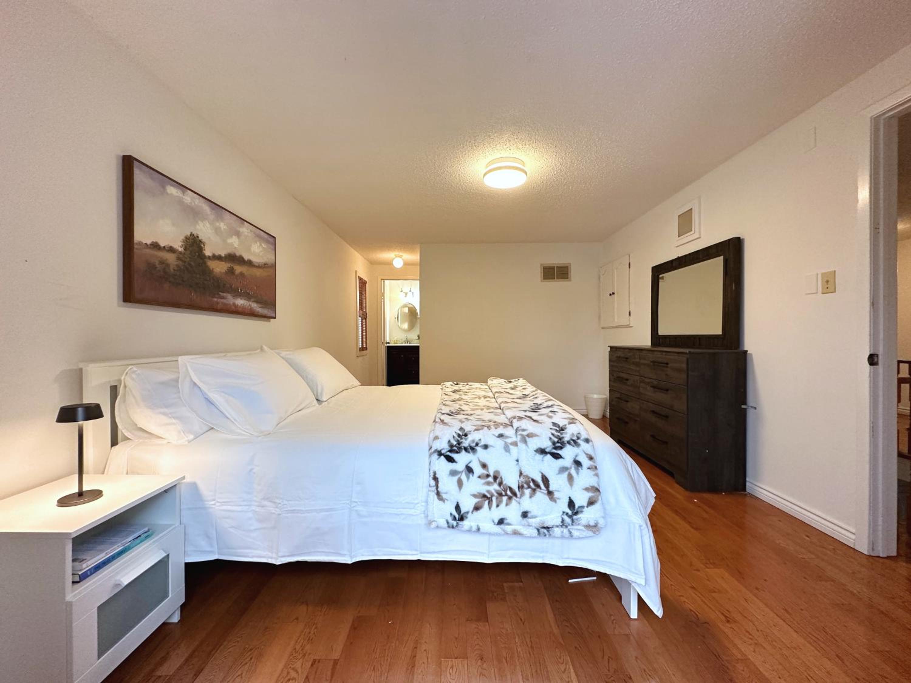 Elegant Spacious 4BR House in Upscale Neighborhood