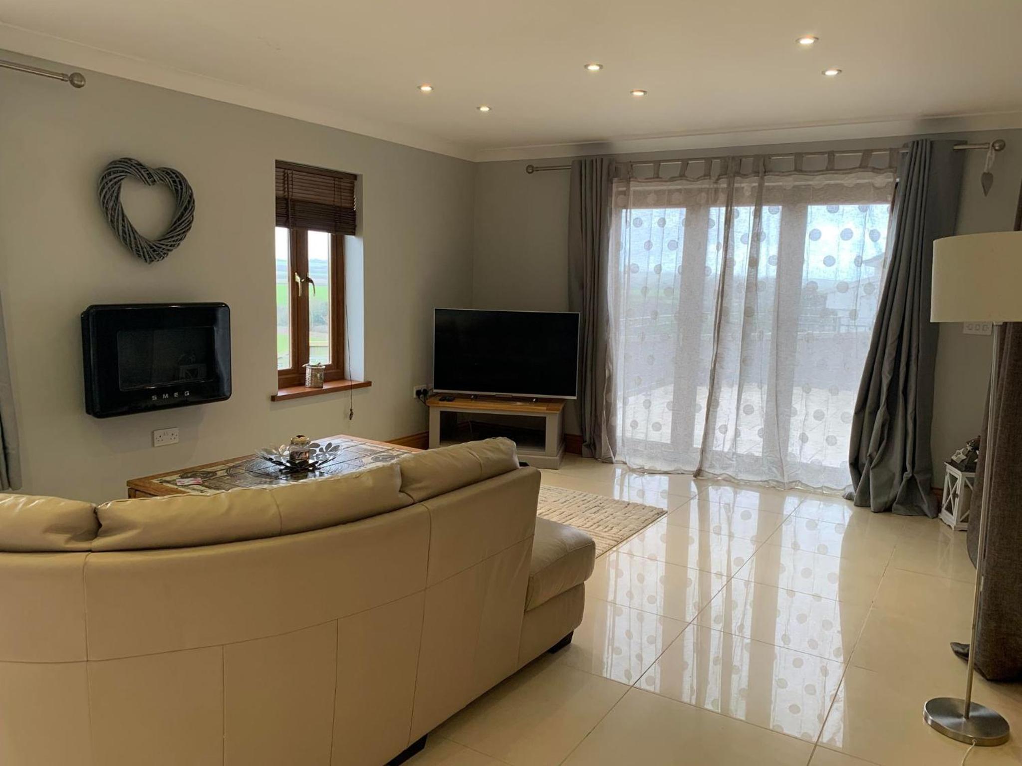 Spacious Self Contained 1 Bedroom Flat Colwinston view 4