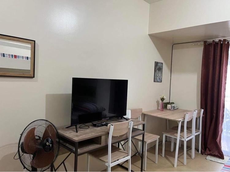 Centrio Budget Amenity Flr GFiber Internet with balcony by Ayala view 4