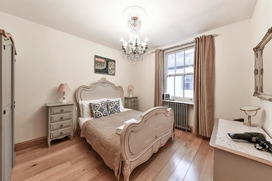 Knightsbridge 2BR Mews House