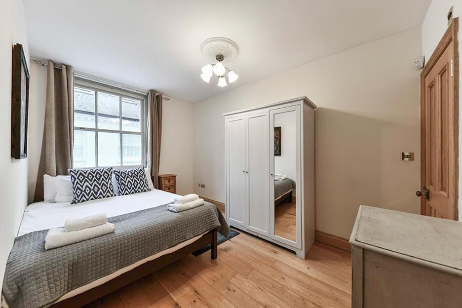 Knightsbridge 2BR Mews House