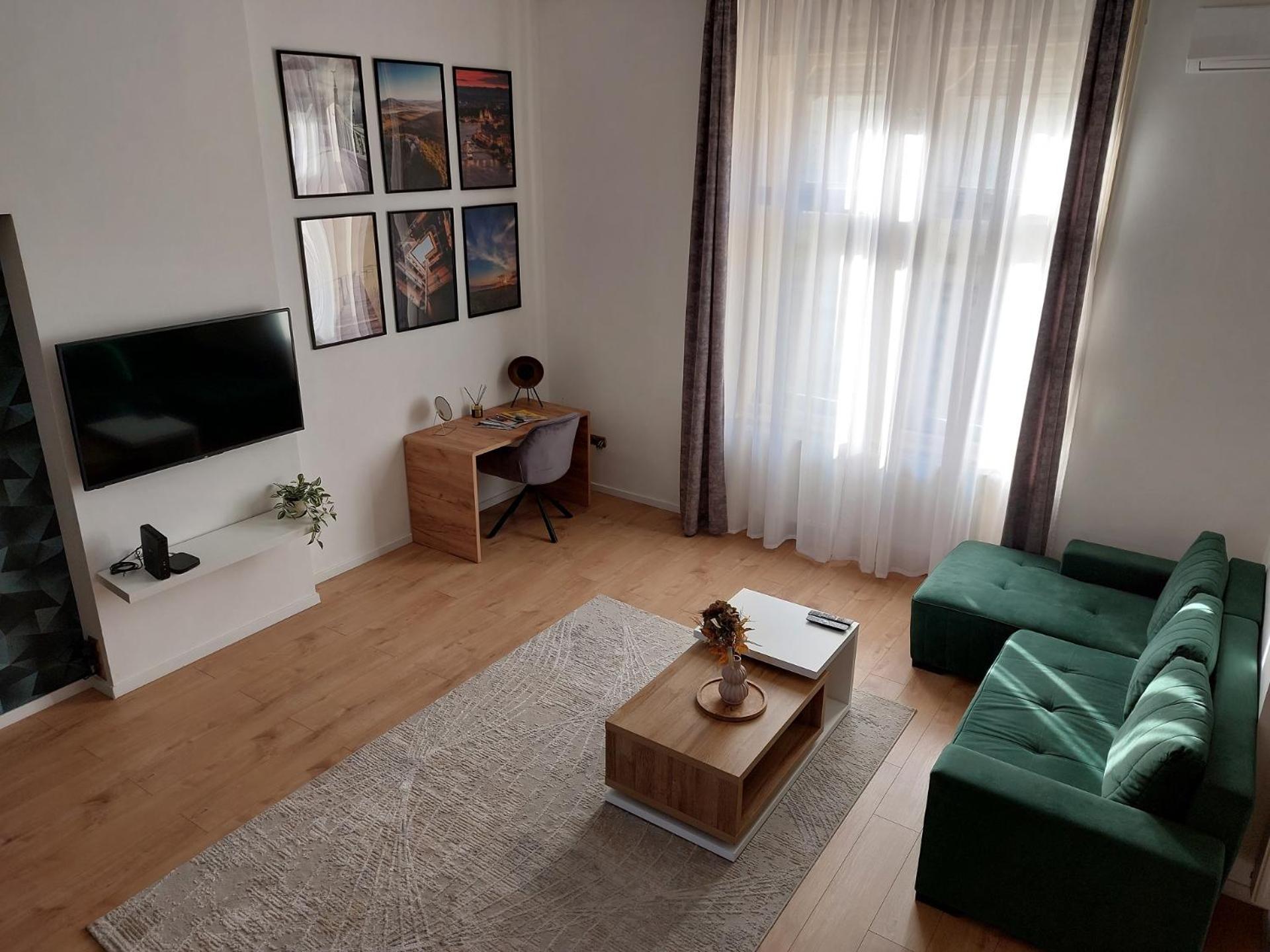 SQUARE 16 - Absolutely Central Location