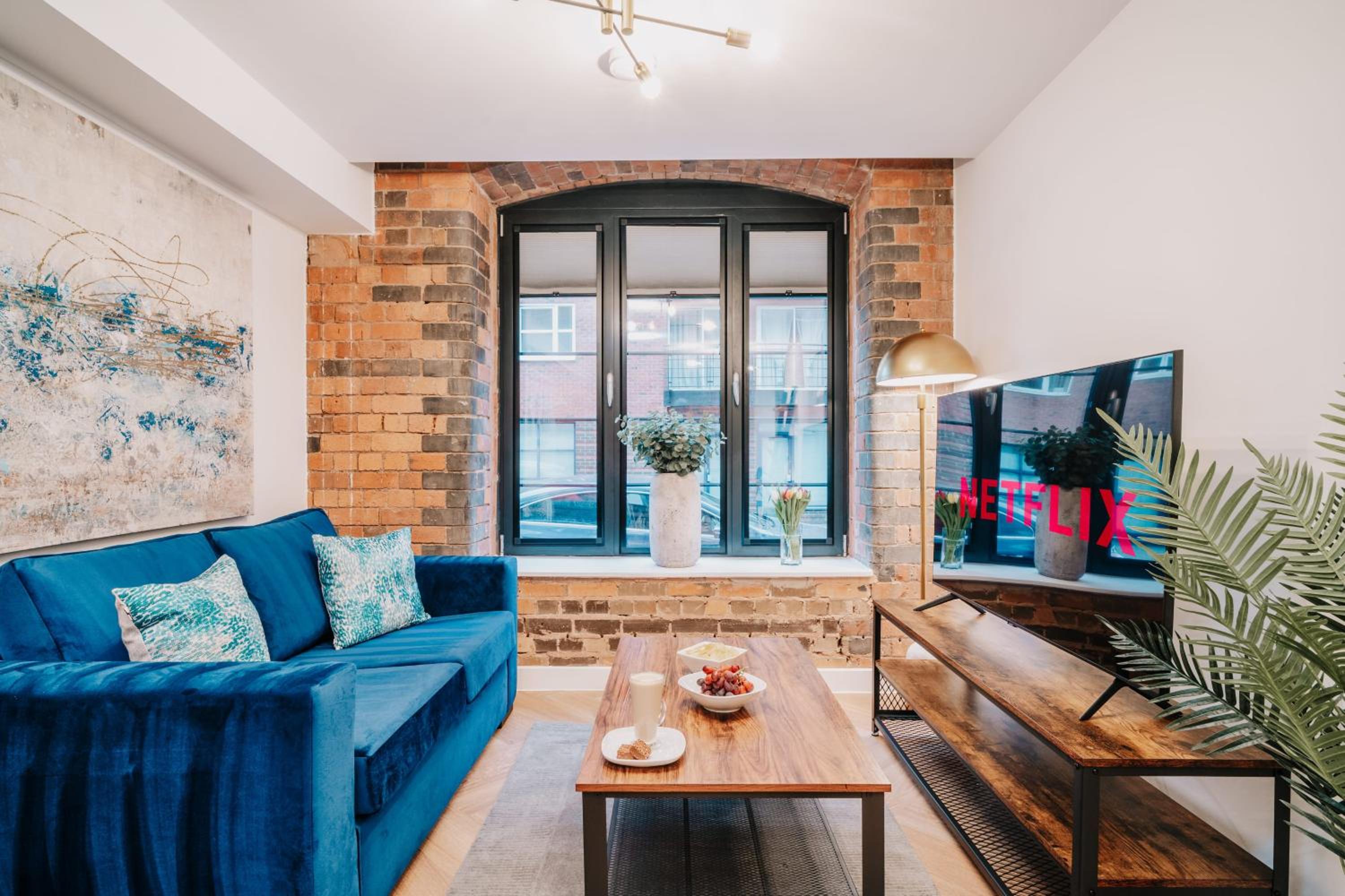 Restored Grade II Stunning Gem, City centre, Fast WiFi, Contractors, Family view 2