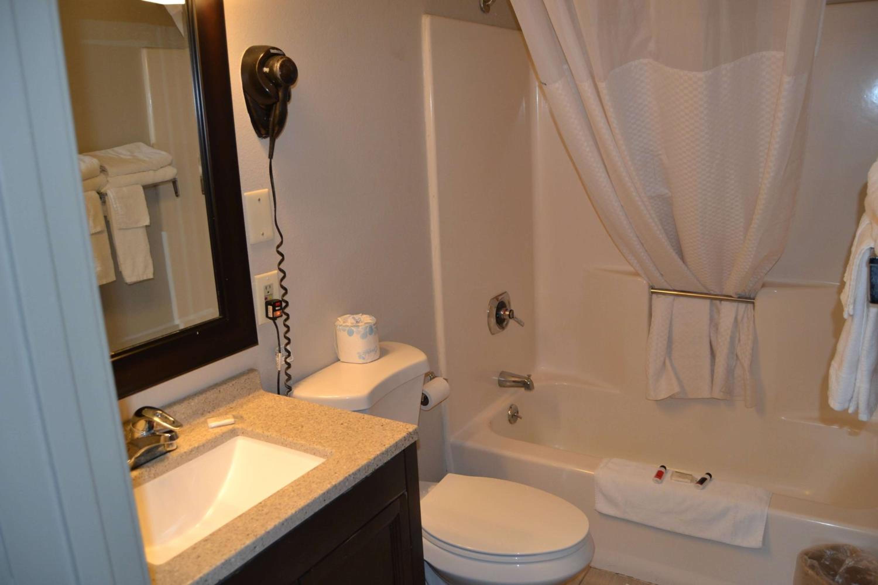 Sikeston Vacations - Days Inn and Suites by Wyndham Sikeston - Property Image 1