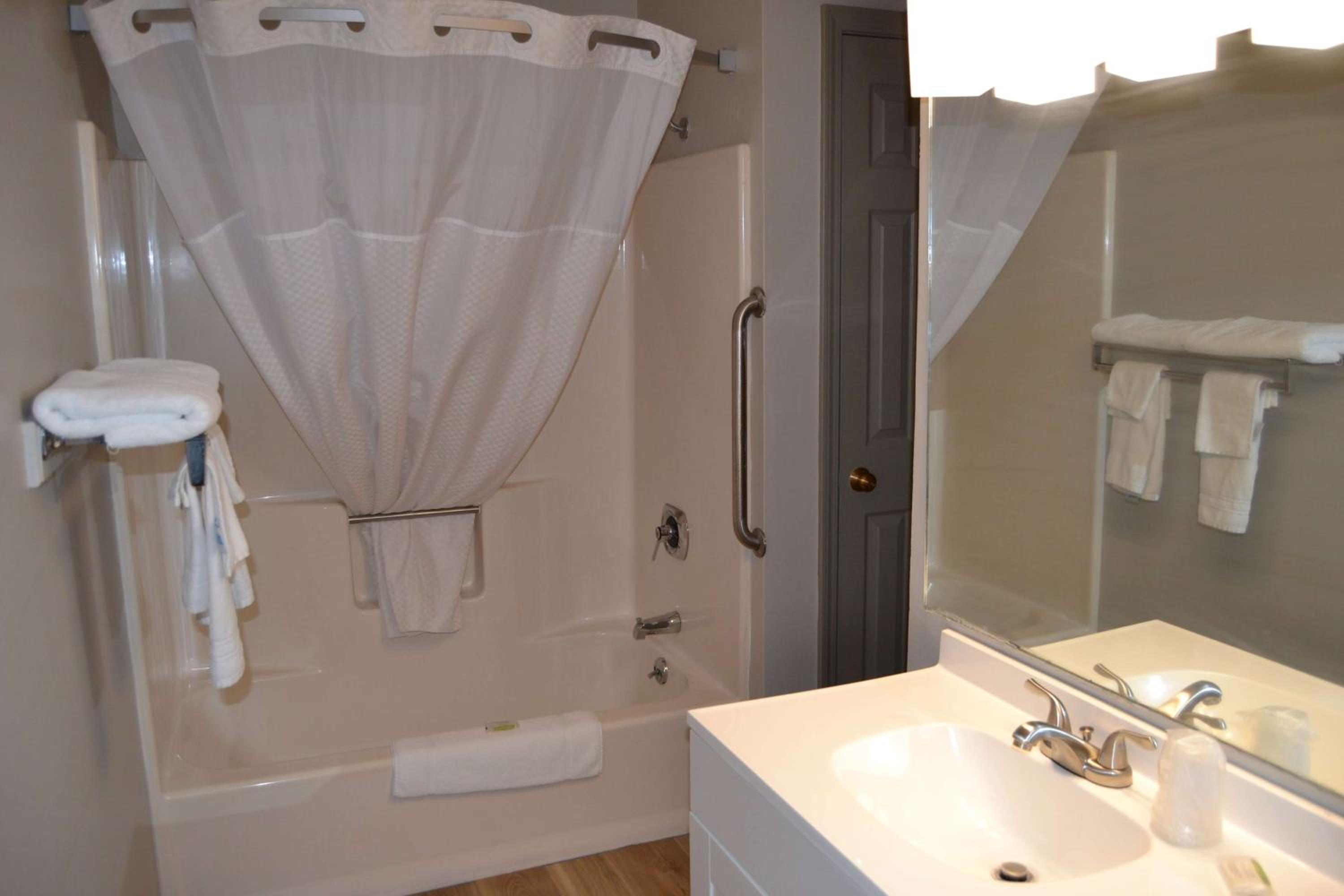 Sikeston Vacations - Days Inn and Suites by Wyndham Sikeston - Property Image 3