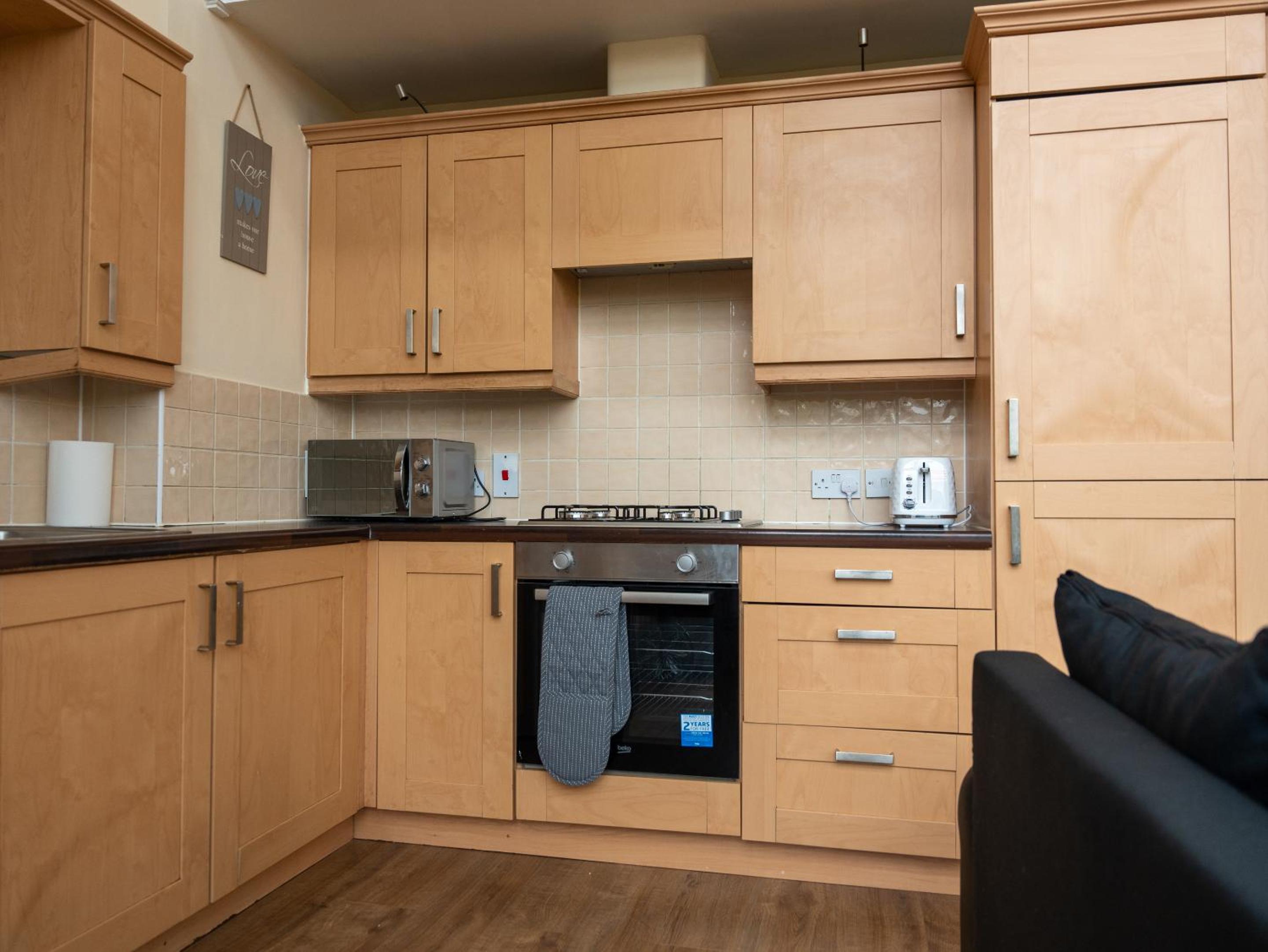 Luxury 2 Bed Apartment – Near Heathrow, Legoland, Windsor Slough view 3
