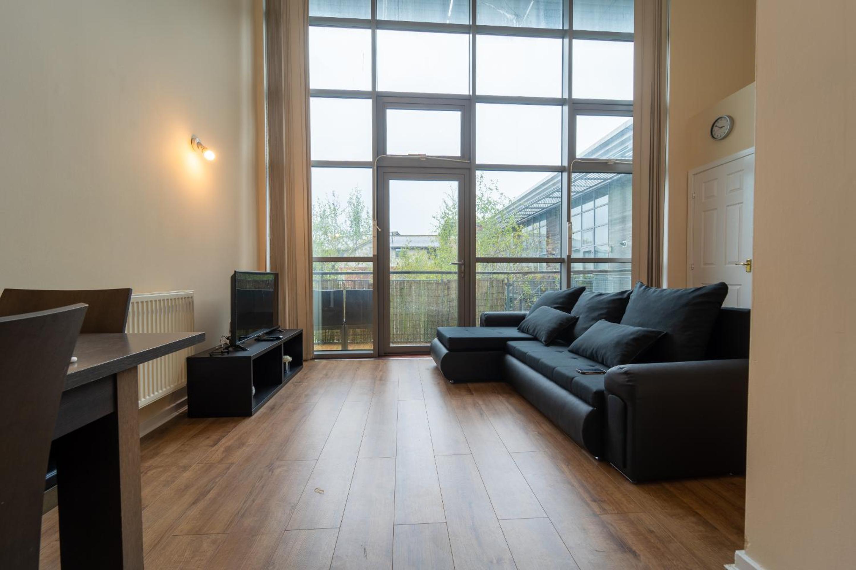 Luxury 2 Bed Apartment – Near Heathrow, Legoland, Windsor Slough view 4
