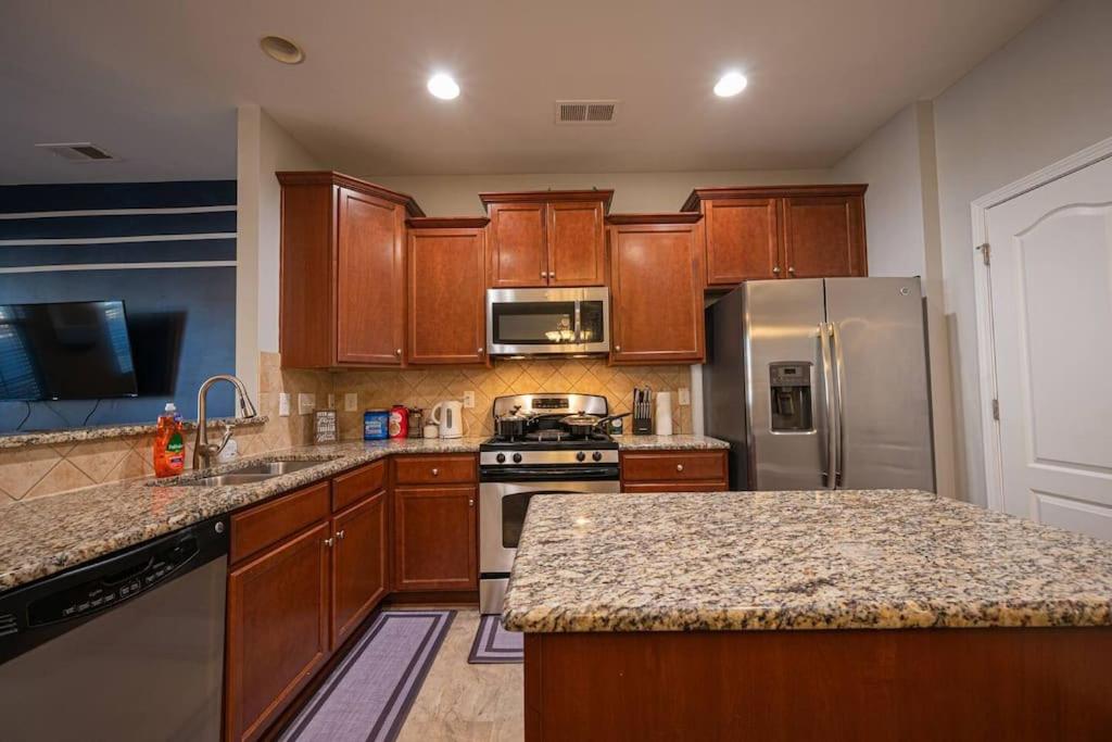 Charlotte Vacations - 3BDRm Home w/ KingBedPoolWi-fi-Private - Property Image 12