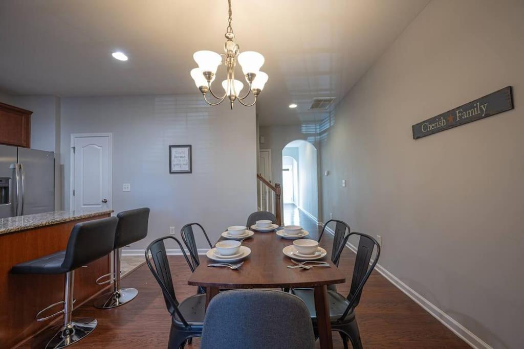 Charlotte Vacations - 3BDRm Home w/ KingBedPoolWi-fi-Private - Property Image 10