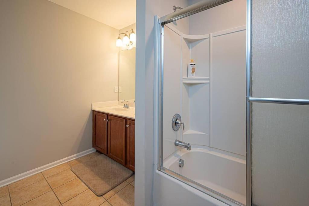 Charlotte Vacations - 3BDRm Home w/ KingBedPoolWi-fi-Private - Property Image 8