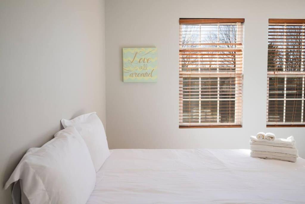 Charlotte Vacations - 3BDRm Home w/ KingBedPoolWi-fi-Private - Property Image 3