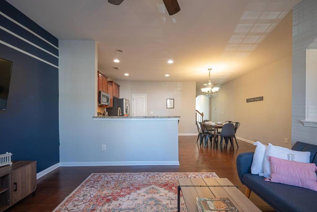 Charlotte Vacations - 3BDRm Home w/ KingBedPoolWi-fi-Private - Property Image 2