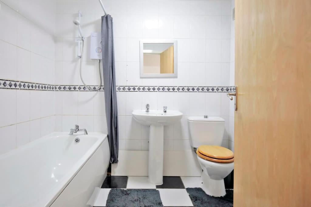 City View Apartment - Free Parking - Sleeps 6 - Near City Centre - by NMB Property