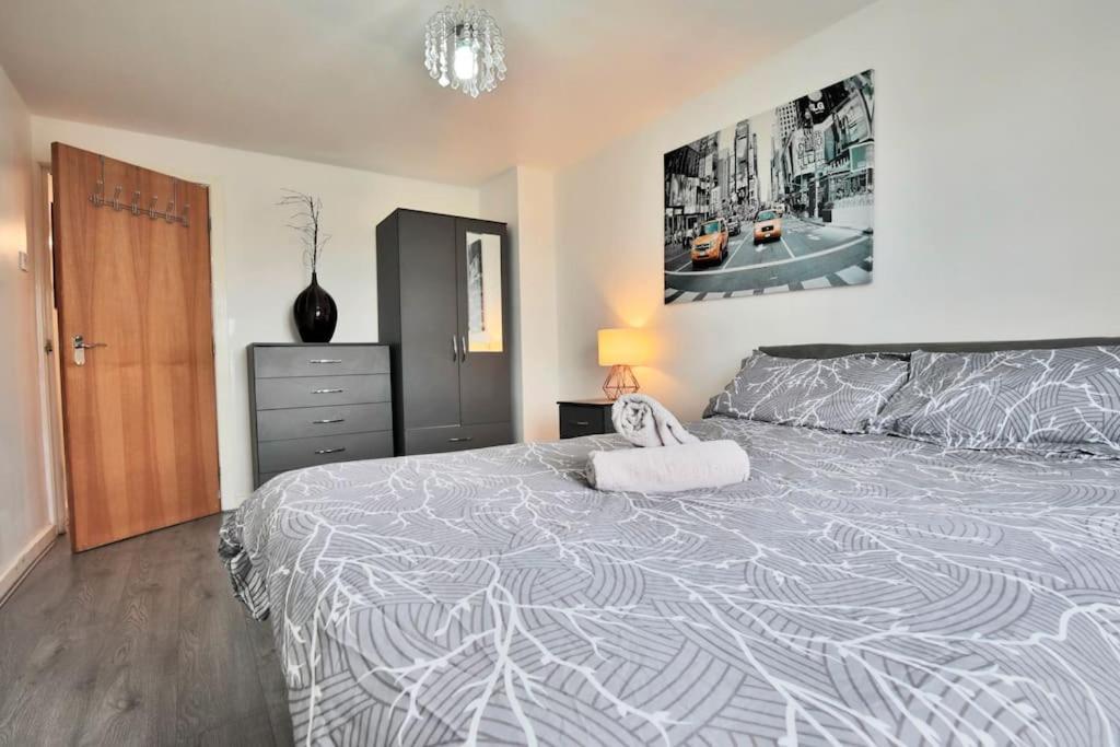 City View Apartment - Free Parking - Sleeps 6 - Near City Centre - by NMB Property
