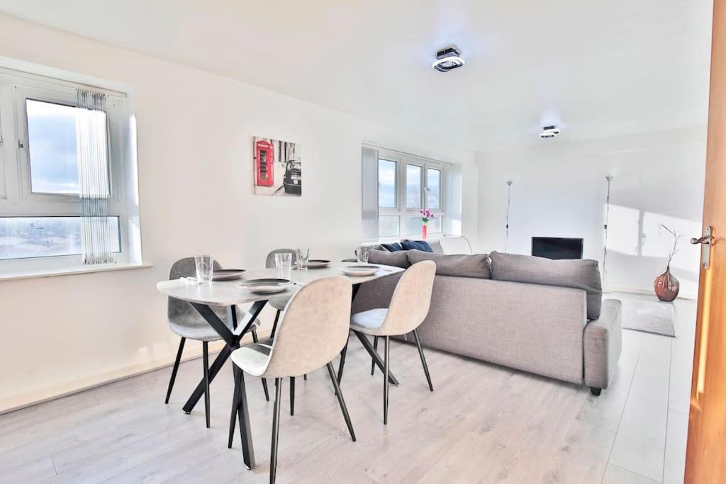 City View Apartment - Free Parking - Sleeps 6 - Near City Centre - by NMB Property photo 5
