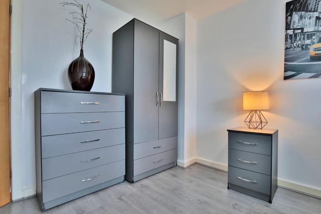 City View Apartment - Free Parking - Sleeps 6 - Near City Centre - by NMB Property