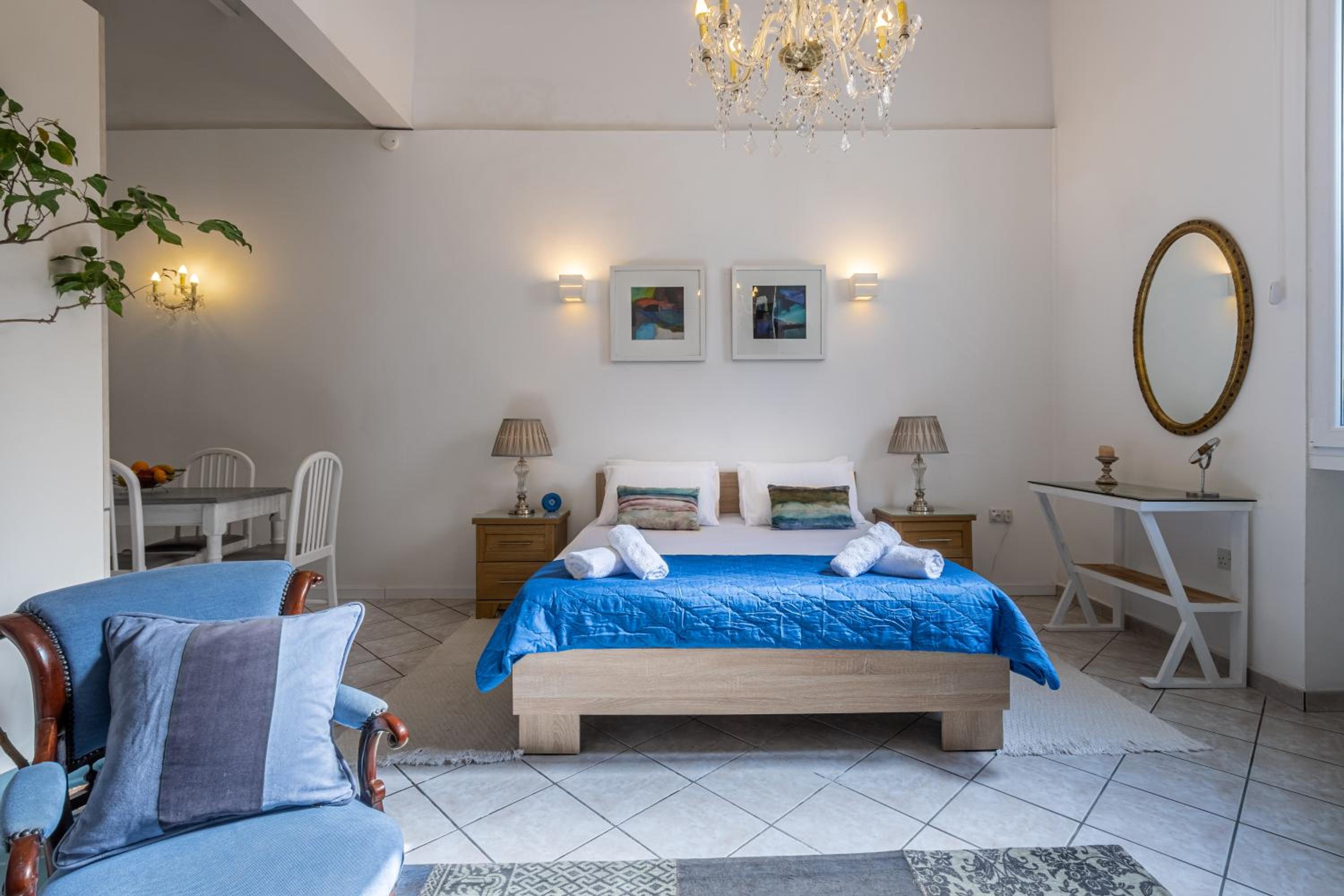 Cozy Carisma Lodging - Central, New and Independent Studio Apartment view 2