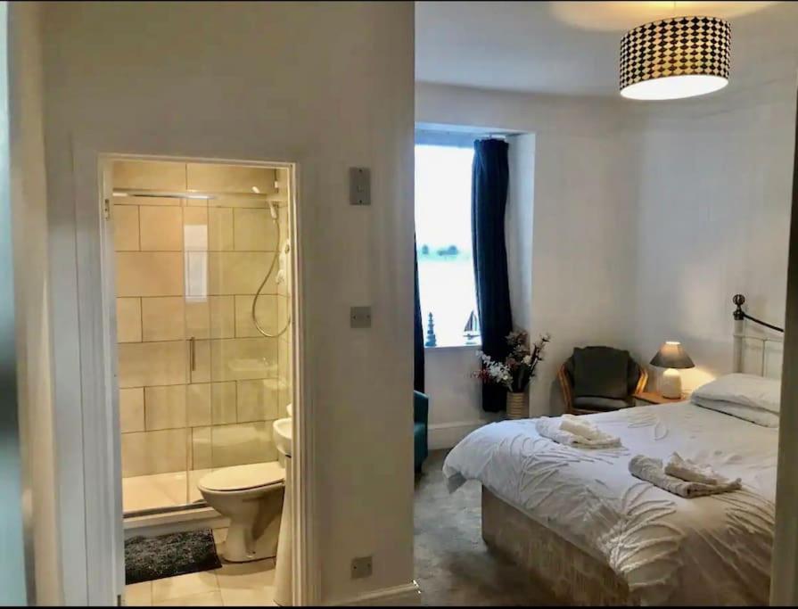 Spacious 1 Bedroom Apartment near Seafront view 2