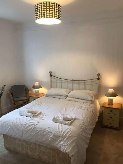 Spacious 1 Bedroom Apartment near Seafront view 3