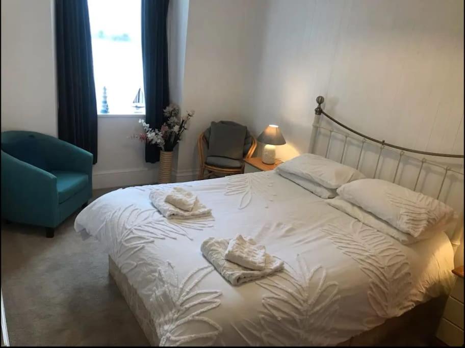 Spacious 1 Bedroom Apartment near Seafront view 4