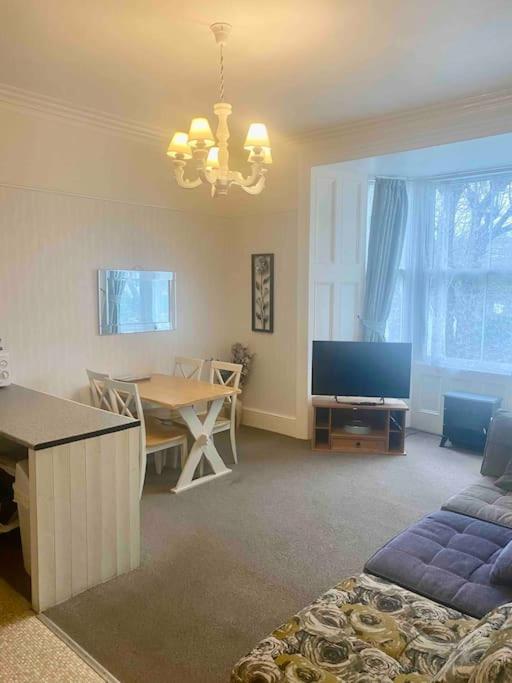 Bright 2 Bedroom Apartment near Seafront Central Penzance view 2