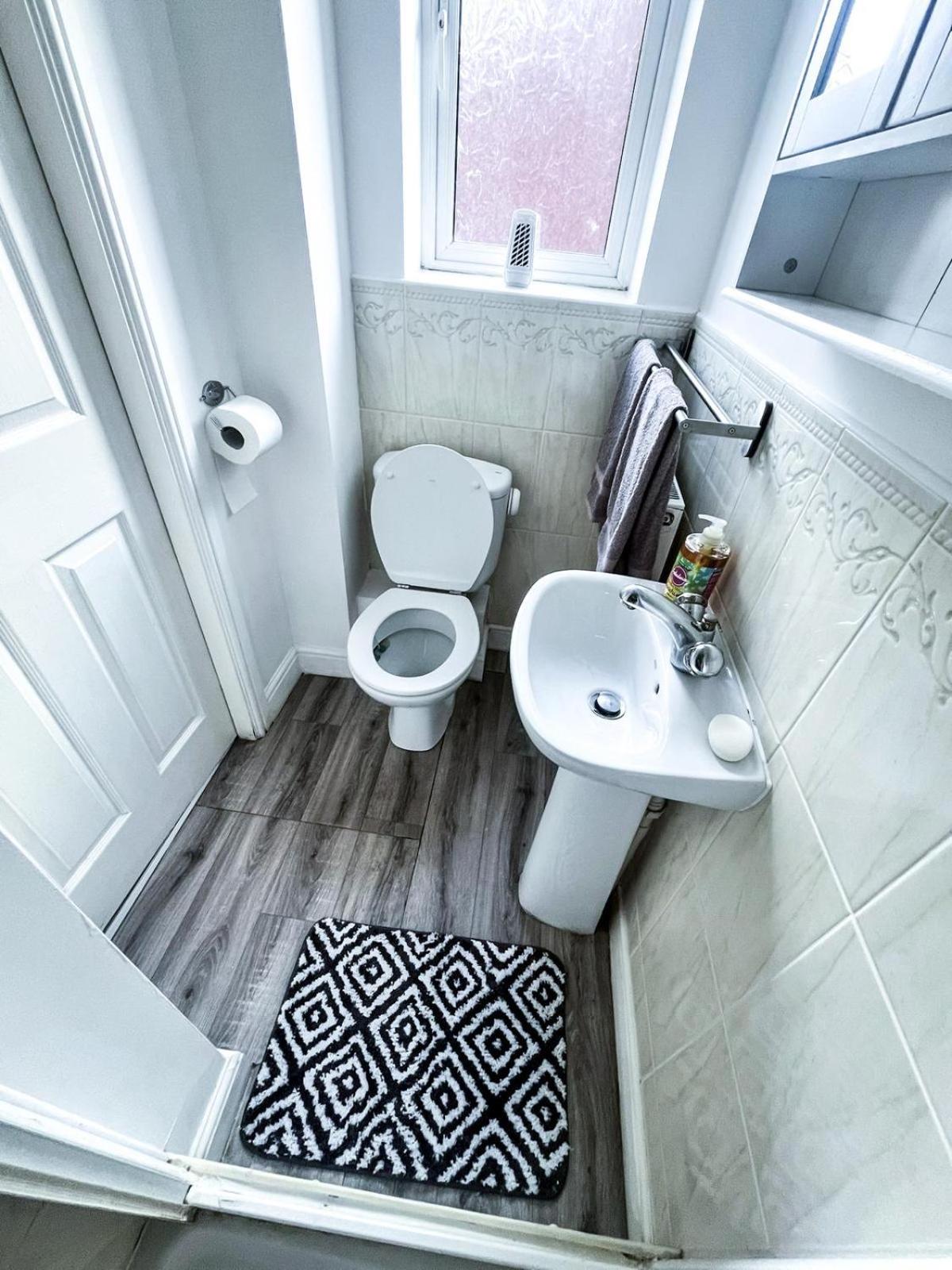 Spacious 6 Bedroom House Near City Centre view 2