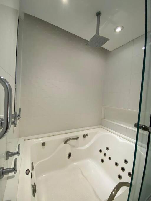 Av Atlântica - 3 Bedroom Beach Apartment - Leme
