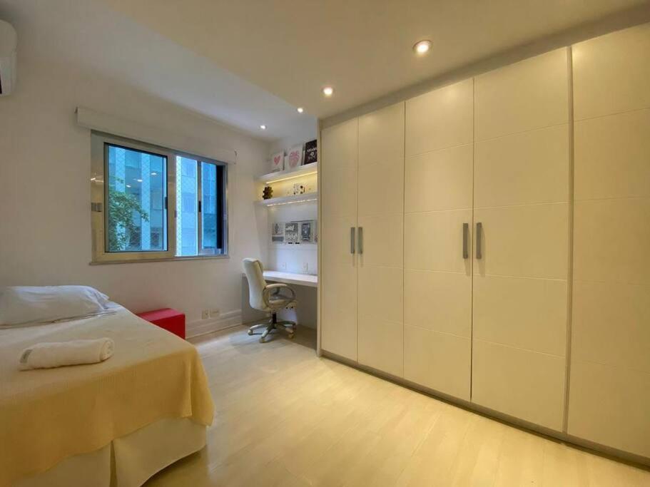 Av Atlântica - 3 Bedroom Beach Apartment - Leme