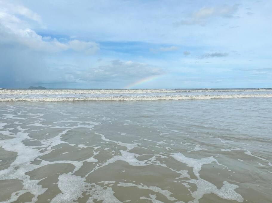 Beachfront Retreats @RoxyBeachSematanApt.