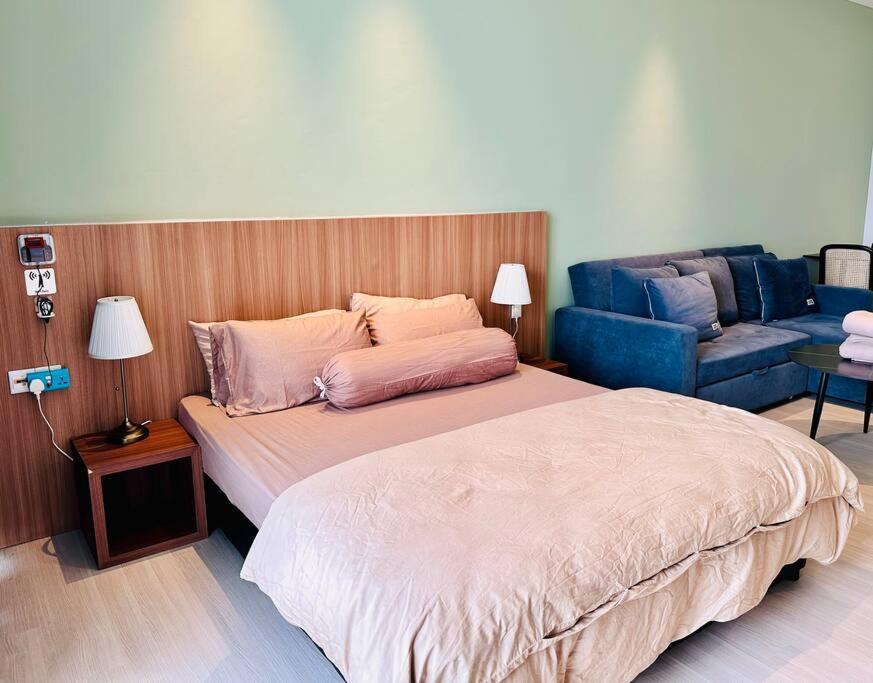 Beachfront Retreats @RoxyBeachSematanApt.