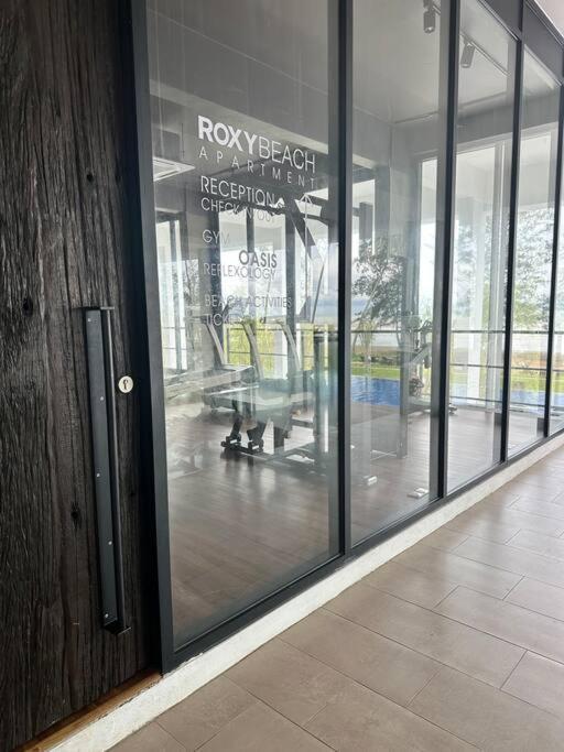Beachfront Retreats @RoxyBeachSematanApt.