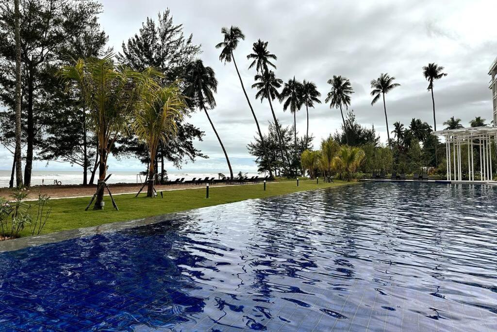 Beachfront Retreats @RoxyBeachSematanApt.