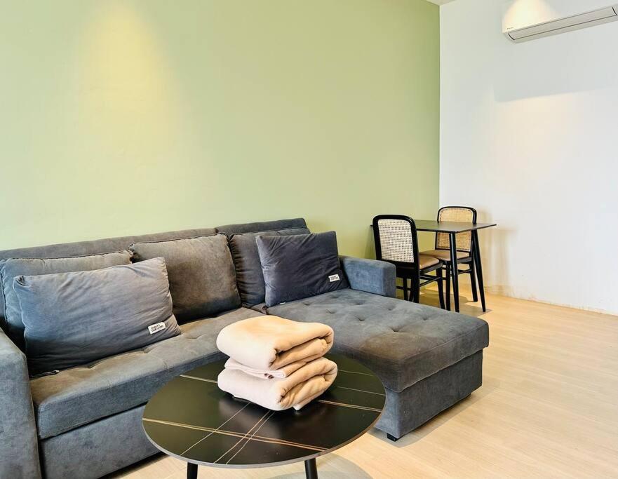 Beachfront Retreats @RoxyBeachSematanApt.