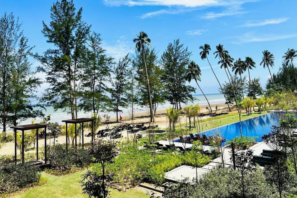 Beachfront Retreats @RoxyBeachSematanApt.
