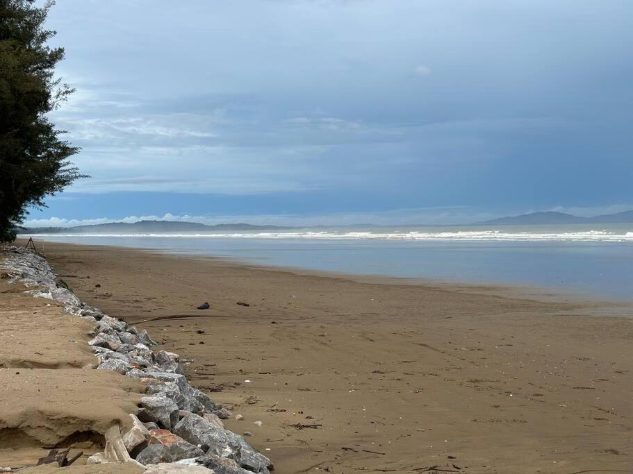 Beachfront Retreats @RoxyBeachSematanApt.