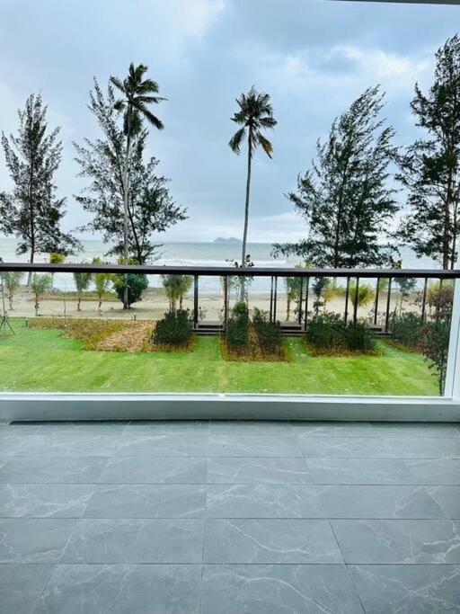 Beachfront Retreats @RoxyBeachSematanApt.